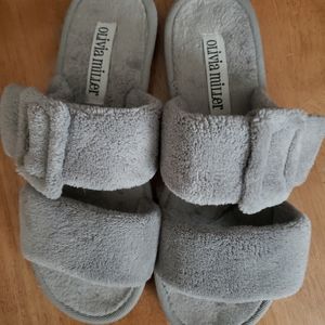 Olivia Miller furry slides/slippers sz 7